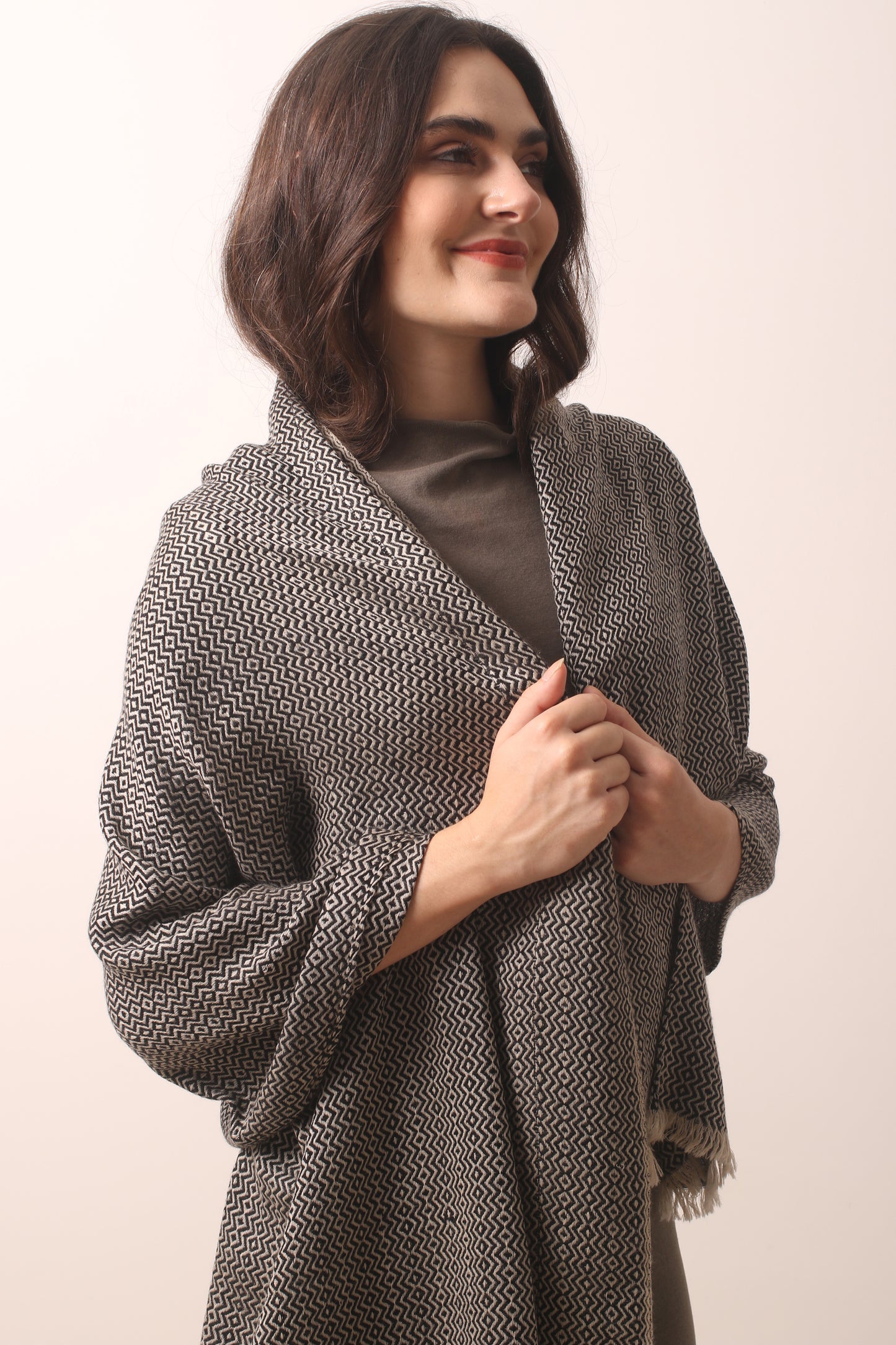 Black_White_Bird_s_Eye_Cashmere_Scarf_6-_Pashma_Women_s