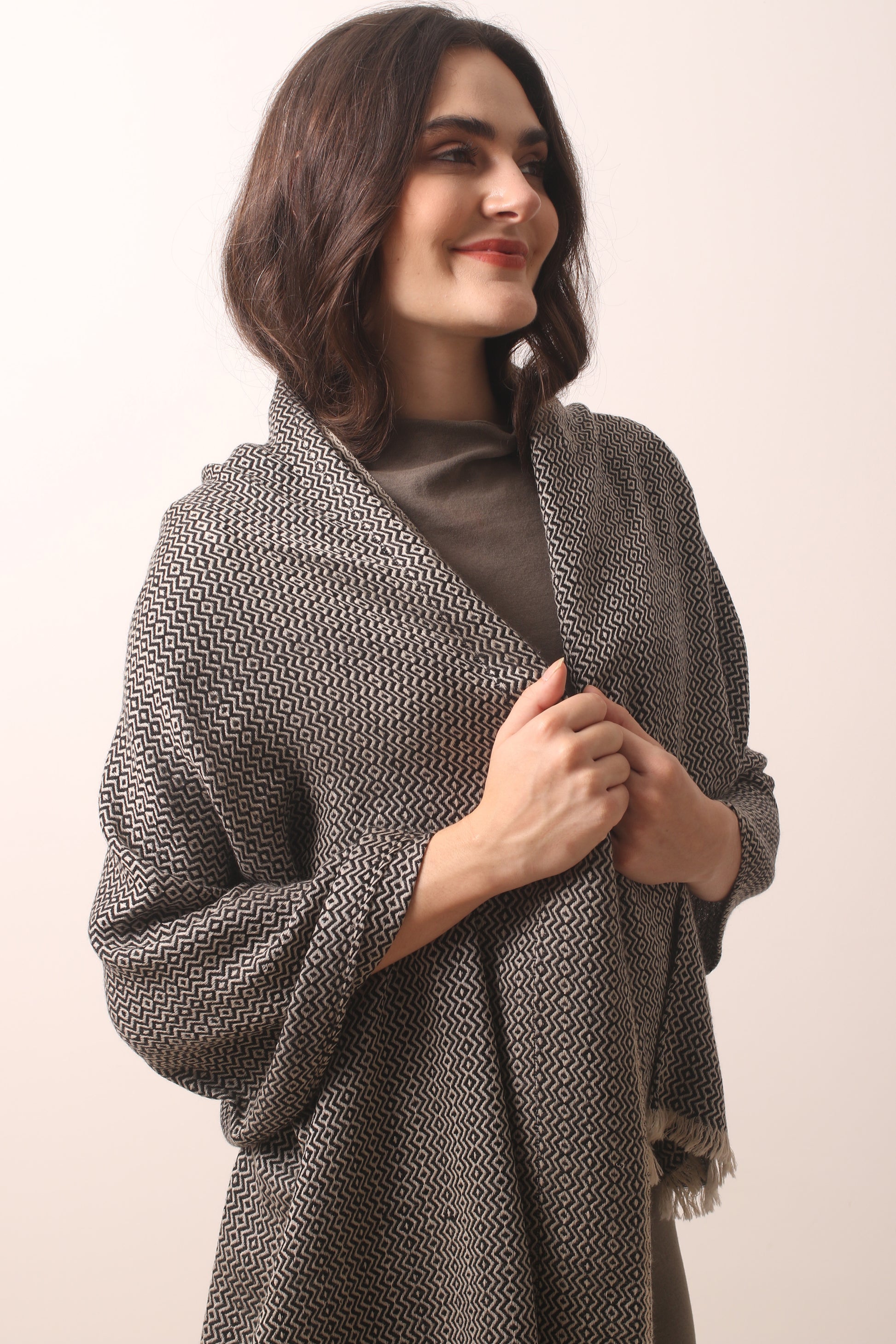 Black_White_Bird_s_Eye_Cashmere_Scarf_6-_Pashma_Women_s