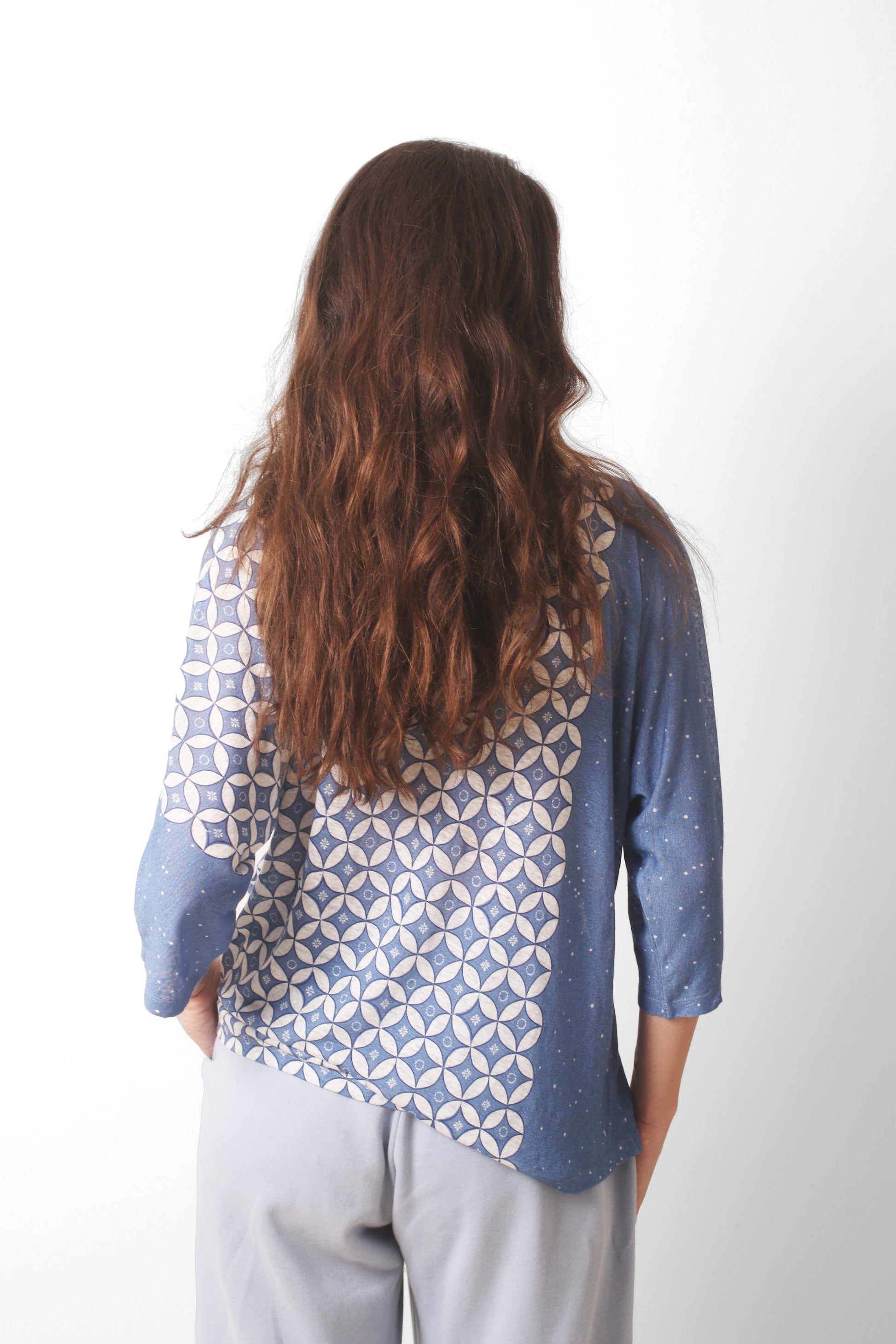 Blue_geometric_knitted_linen_T-Shirt_4-_Pashma_Women_s_f33d6daa-5c17-446e-984a-877c3f20d329