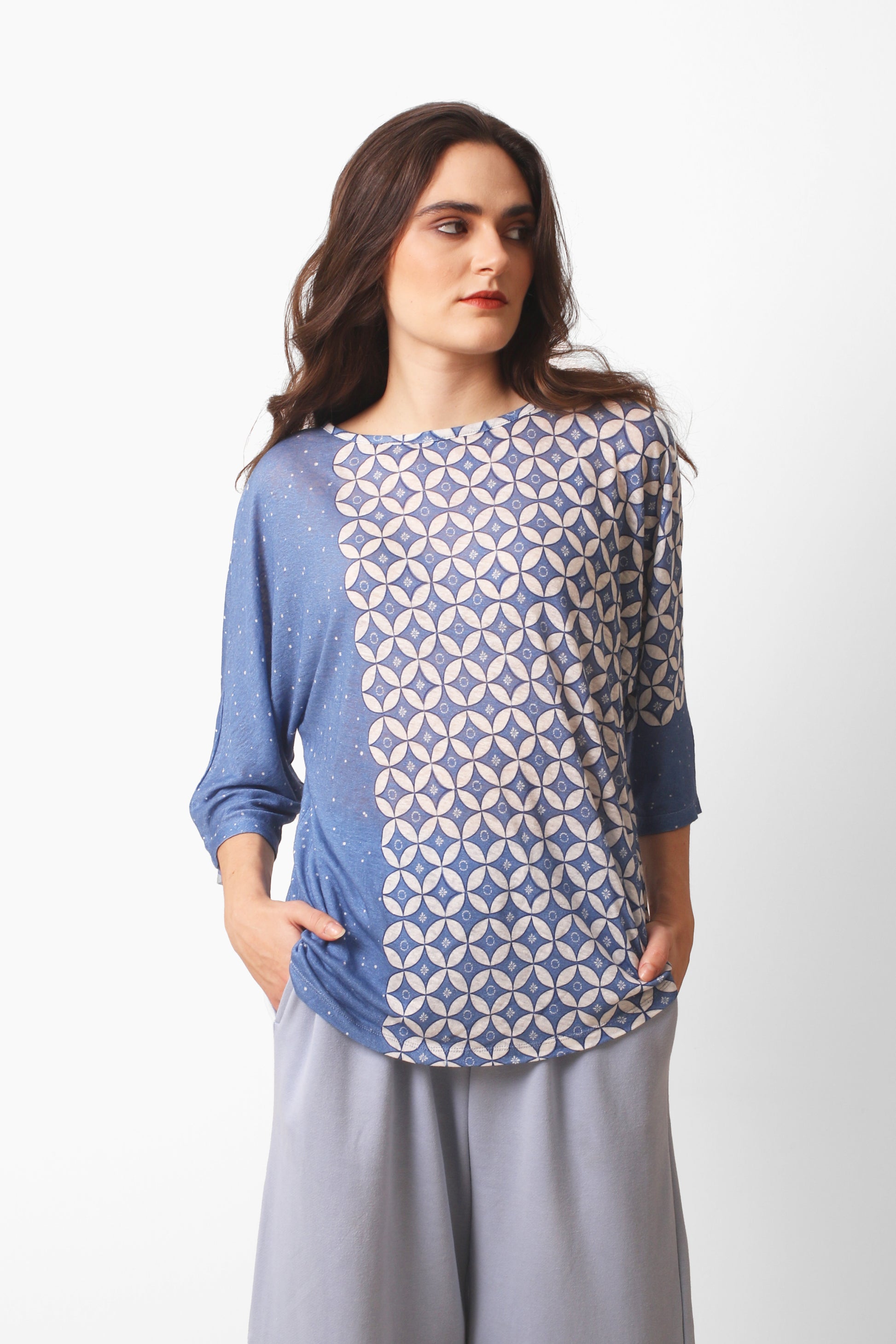 Blue_geometric_knitted_linen_T-Shirt_5-_Pashma_Women_s_88ab4a80-d5bd-4c12-b873-2f6c88d32436