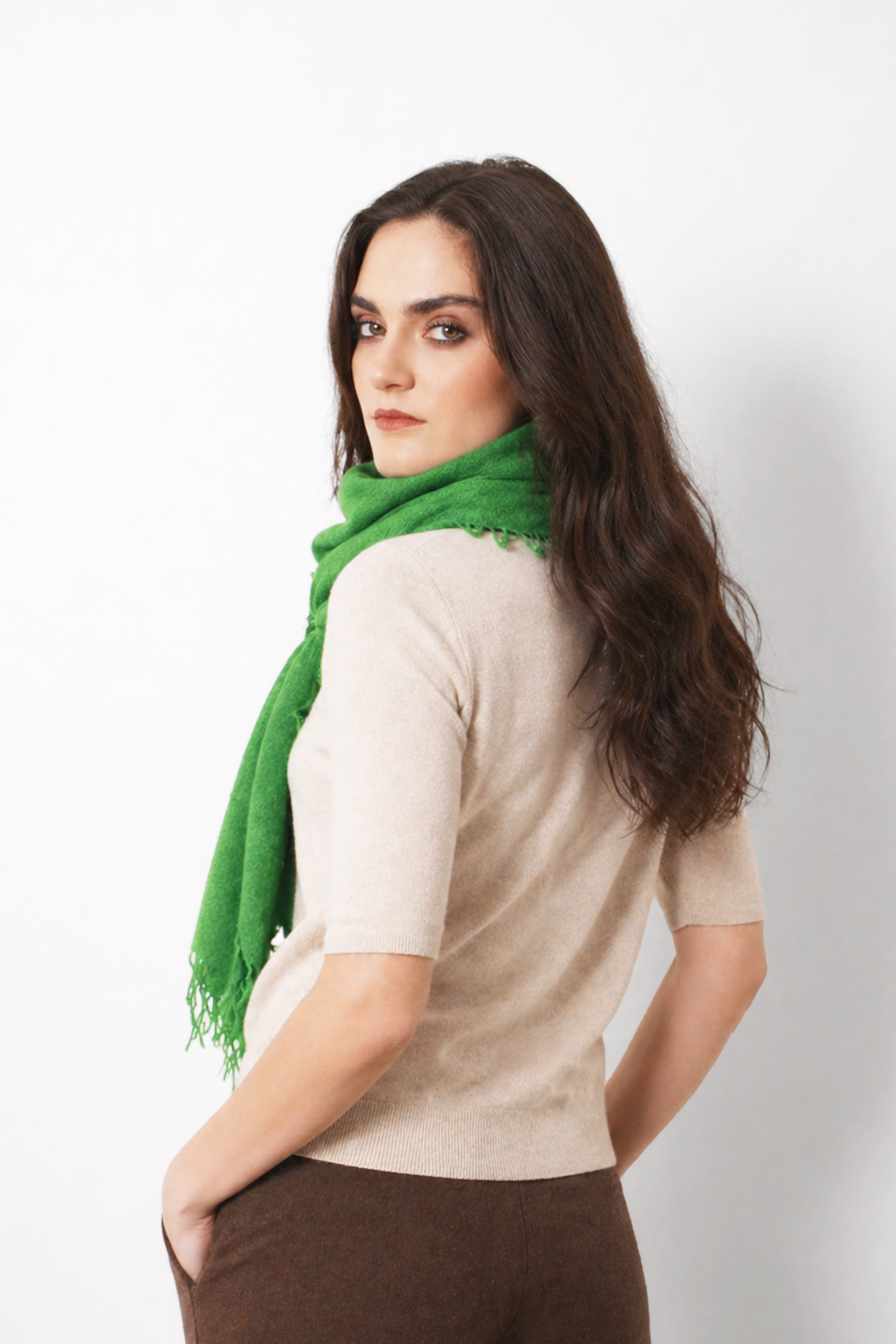 وشاح من الكشمير المحبوك باللون الأخضر الغابي