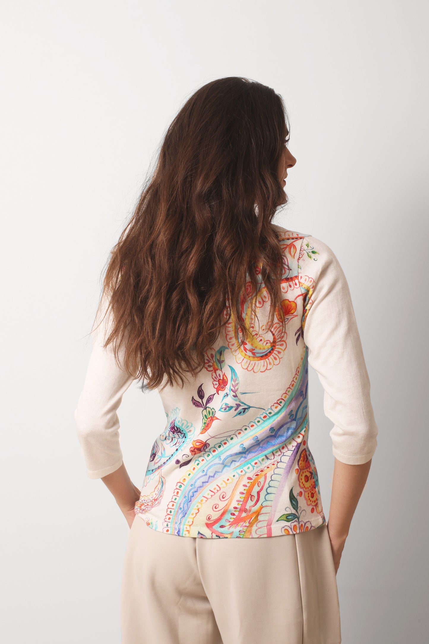 تيشيرت مطبوع من الكتان المحبوك بألوان الباستيل