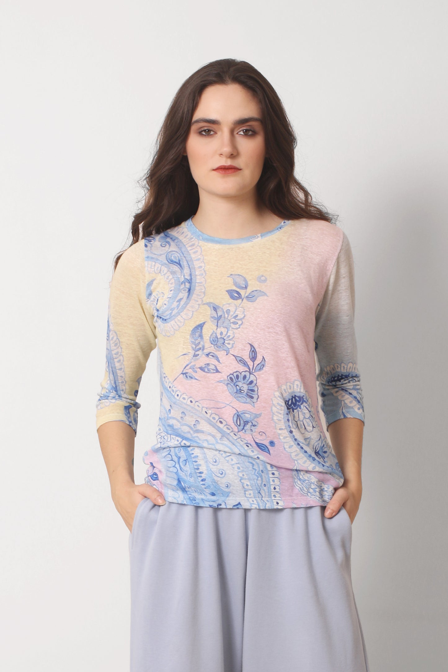 تيشيرت مطبوع من الكتان المحبوك بألوان الباستيل