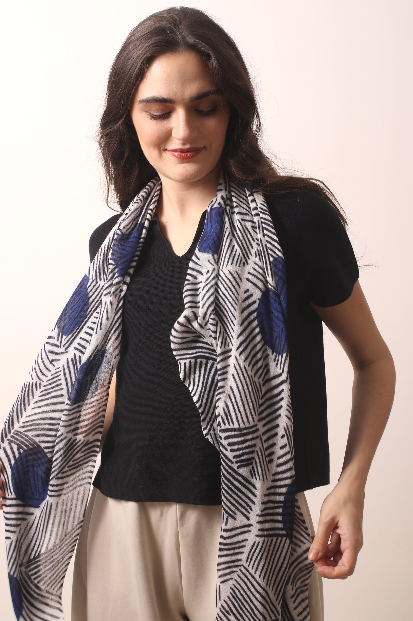 White & Inky Blue Geometric Silk Cashmere Scarf 1- Pashma Women's