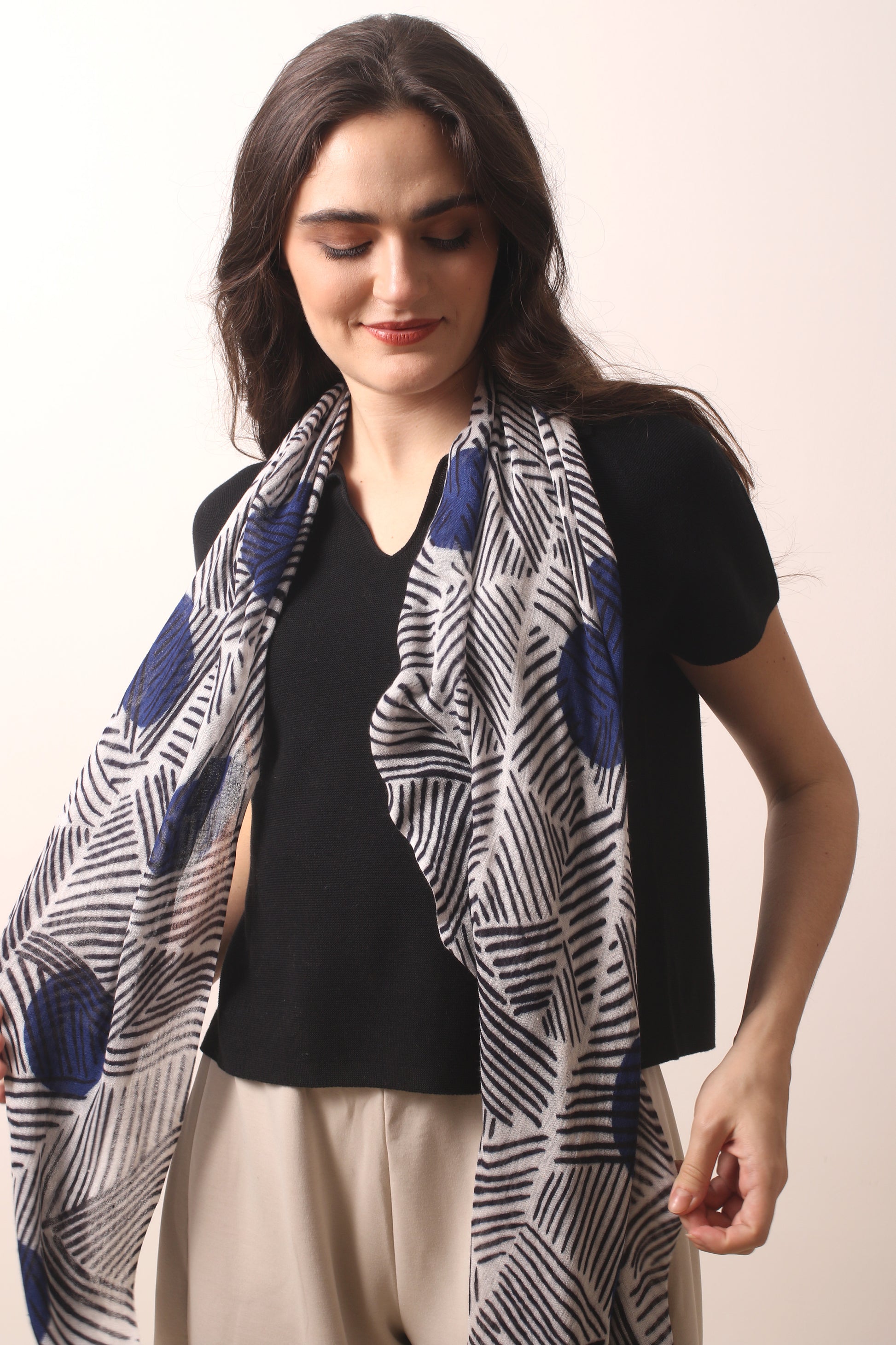 White & Inky Blue Geometric Silk Cashmere Scarf 1- Pashma Women's